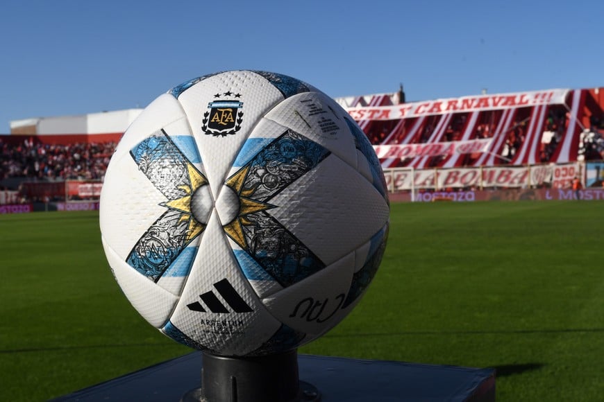 El fútbol argentino, campeón del mundo, tiene sus defectos en otros aspectos que van más allá de lo que pasa con la pelota en el campo de juego. Ni siquiera es claro en el aspecto reglamentario. Prueba evidente: las distintas versiones con relación al cierre del mercado de pases. Crédito: Mauricio Garín