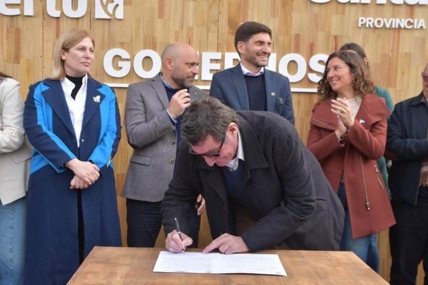 Salvador Soraide, presidente comunal de Christophersen en el momento de la firma.