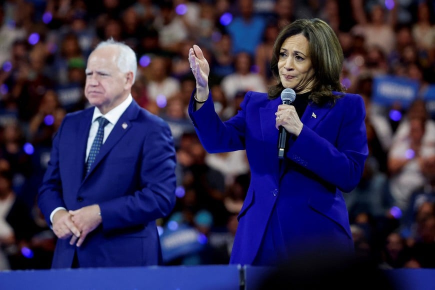 U.S. Vice President and Democratic presidential nominee Kamala Harris and vice presidential nominee Minnesota Governor Tim Walz attend a campaign rally in Milwaukee, Wisconsin, U.S. August 20, 2024.  REUTERS/Marco Bello