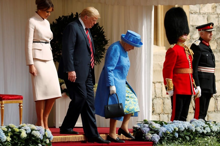 The First Lady Melania Trump waits as U.S. President Donald Trump and Britain's Queen Elizabeth walk across the courtyard to inspect the Coldstream Guards during a visit to Windsor Castle in Windsor, Britain, July 13, 2018. REUTERS/Kevin Lamarque windsor inglaterra Donald Trump Melania Trump reina isabel de inglaterra visita oficial del presidente norteamericano recibimiento bienvenida al mandatario reina inglesa recibio al presidente con honores