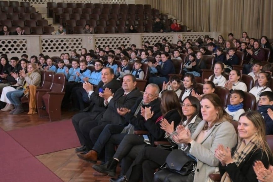 El Paraninfo de la UNL contó con una gran presencia de jóvenes. Foto: Guillermo Di Salvatore.