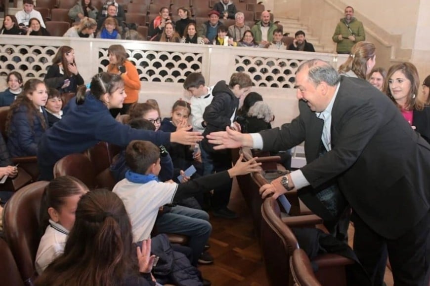 El saludo de Poletti con los alumnos presentes. Foto: Guillermo Di Salvatore.