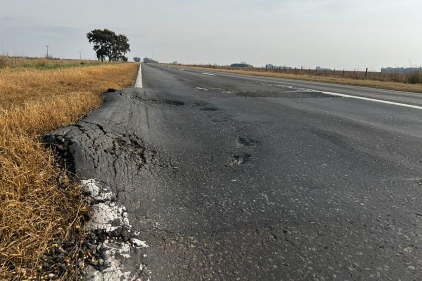 El mal estado de la ruta pone en riesgo a los automovilistas.