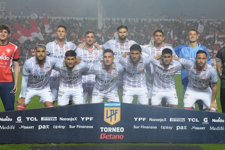 Los 11 que iniciaron el partido con Argentinos Juniors y que serían los mismos que arrancarán el sábado en Victoria. De pie: Pardo, Bruno Pittón, Orsini, Mosqueira y Cardozo. Agachados: Balboa, Vargas, Mauro Pittón, Paz, Rivero y Corvalán. Crédito: Manuel Fabatía