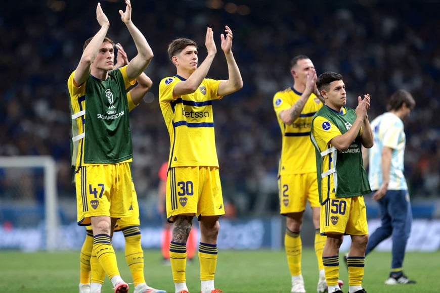 Soccer Football - Copa Sudamericana - Round of 16 - Second Leg - Cruzeiro v Boca Juniors - Estadio Mineirao, Belo Horizonte, Brazil - August 22, 2024
Boca Juniors' Tomas Belmonte and teammates applaud fans after the match REUTERS/Cris Mattos