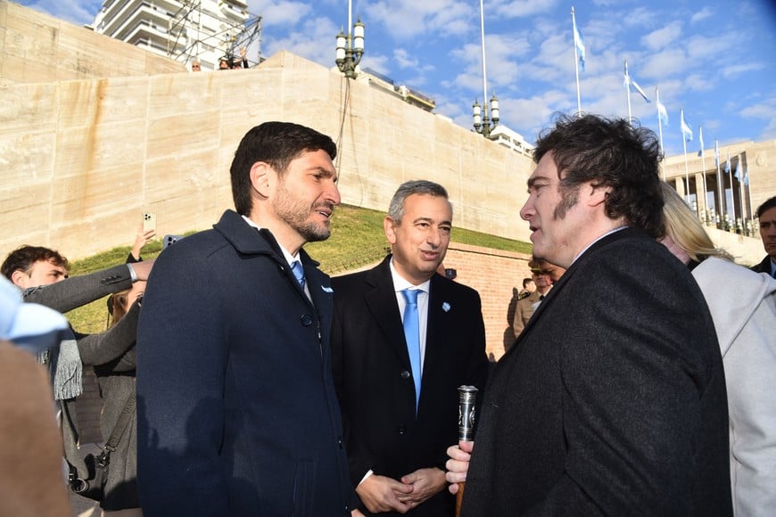 Javier Milei, presidente de la Nación, junto a Maximiliano Pullaro, gobernador de la provincia de Santa Fe, en Rosario. Crédito: Mauricio Garín