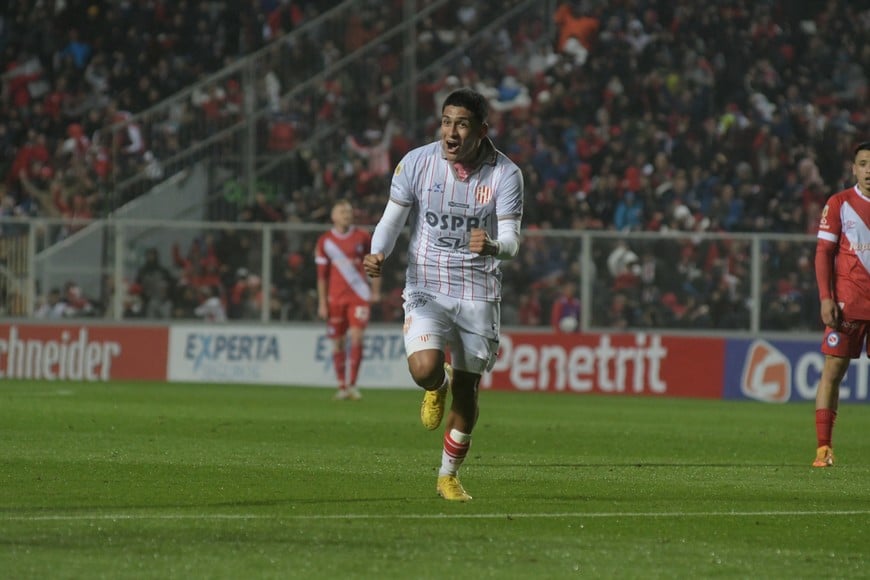 El grito de gol de Simón Rivero, la figura de Unión en la victoria ante los Bichos Colorados. Crédito: Manuel Fabatía