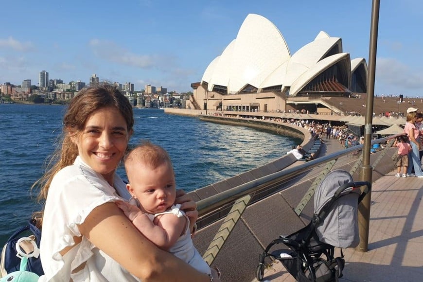 Paulia Salierno junto a una de sus hijas en la Opera House de Sydney.