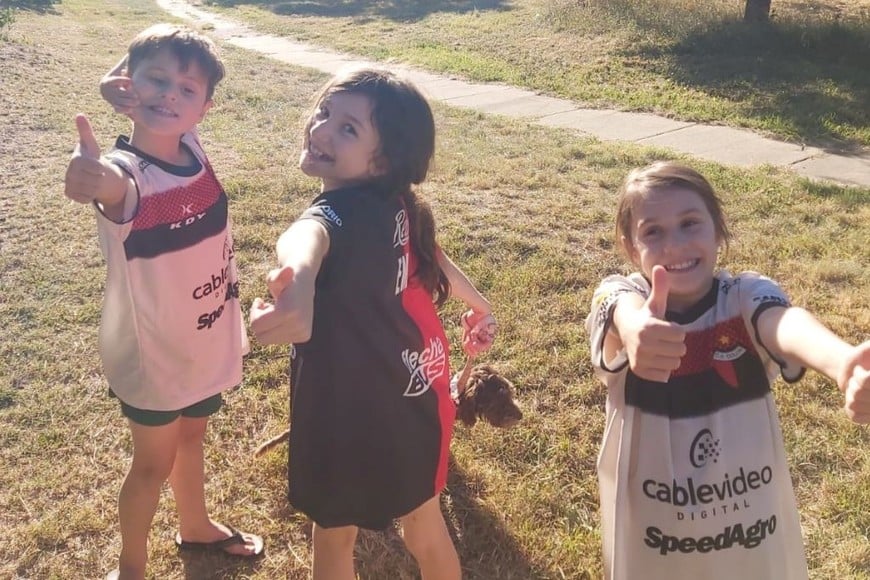 Los hijos de Betiana, Emilia, James y Olivia, vistiendo la camiseta de Colón en Australia.