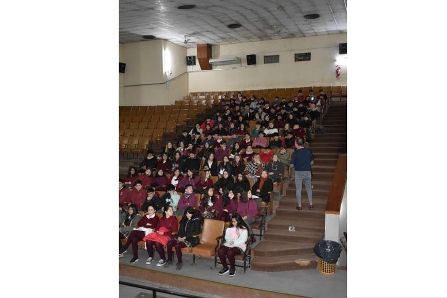 Appa en el Teatro Hispano de Rufino, durante una charla para alumnos de nivel medio.