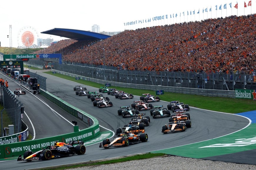 Formula One F1 - Dutch Grand Prix - Circuit Zandvoort, Zandvoort, Netherlands - August 25, 2024
Red Bull's Max Verstappen and McLaren's Lando Norris in action during the race REUTERS/Piroschka Van De Wouw