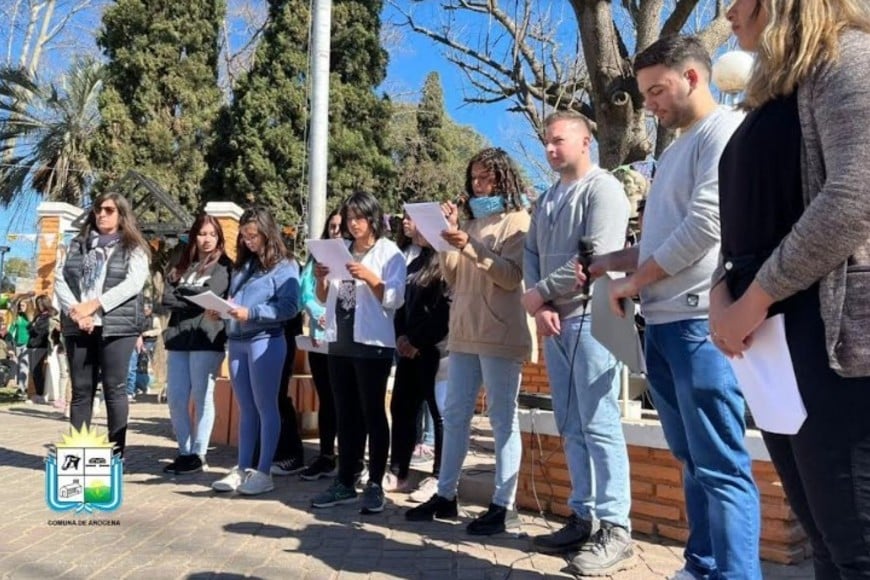 Directivos, docentes y alumnos de la Escuela A. Storni de Arocena leen públicamente la nota y el proyecto elevados a la ministra Rueda. Crédito: Comuna de Arocena.