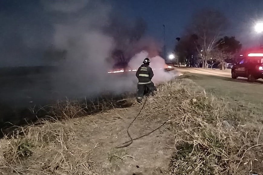 Las llamas aparecieron poco antes de que caiga el sol, en inmediaciones del terraplén de barrio El Pozo.