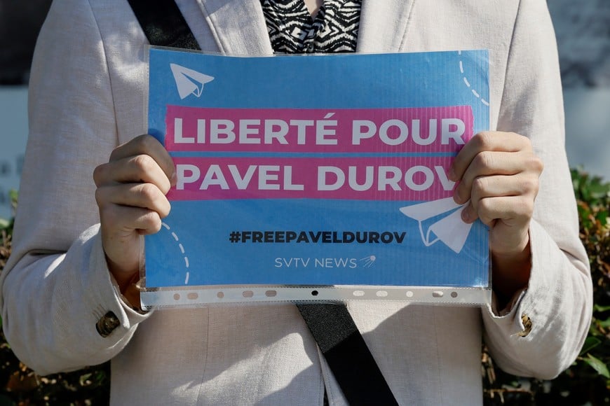 A participant of a one-person picket demonstrates a placard to bring attention to the arrest of Pavel Durov, founder and CEO of the Telegram messaging app, near the French embassy in Moscow, Russia August 25, 2024. A slogan on the placard reads: "Freedom for Pavel Durov". REUTERS/Yulia Morozova