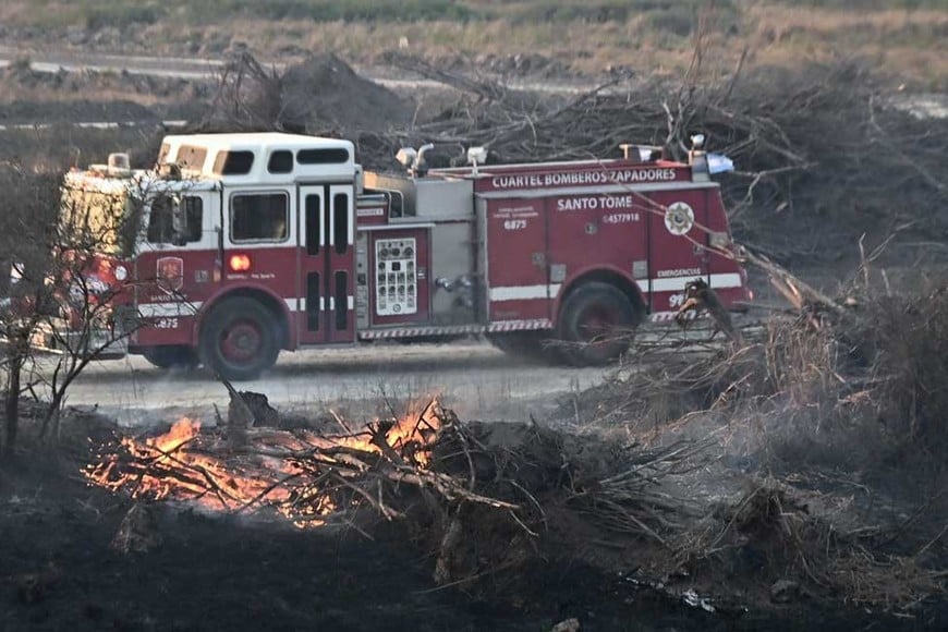 La quema de pastizales, una problemática que se replica durante todo el año en Santa Fe y su área metropolitana. Foto: Flavio Raina