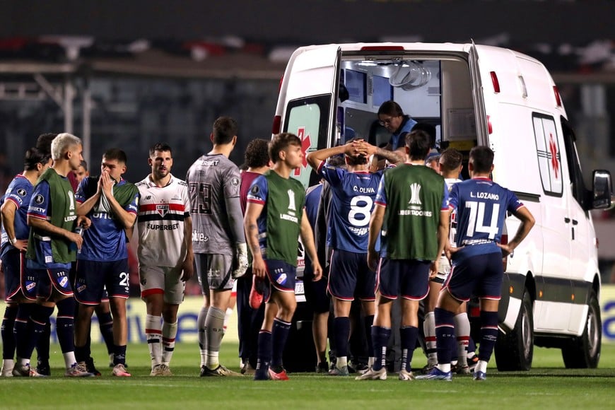 Soccer Football - Copa Libertadores - Round of 16 - Second Leg - Sao Paulo v Nacional - Estadio Morumbi, Sao Paulo, Brazil - August 22, 2024
Nacional's Juan Izquierdo is taken off the pitch after sustaining an injury REUTERS/Carla Carniel