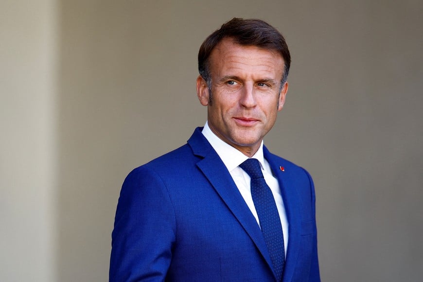 French President Emmanuel Macron waits for the arrival of a guest at the Elysee Palace in Paris, France, August 27, 2024. REUTERS/Sarah Meyssonnier REFILE – CORRECTING DATE FROM "AUGUST 28, 2024" TO "AUGUST 27, 2024".