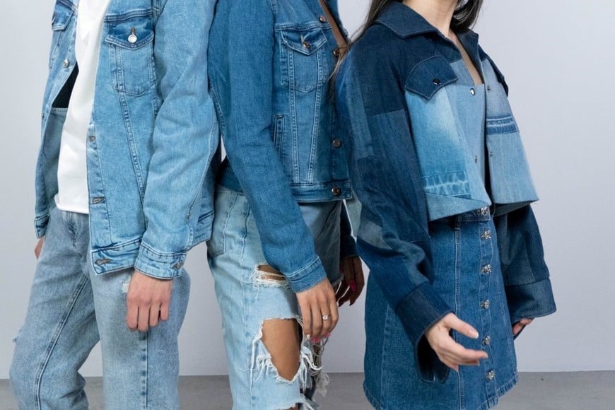 Mezcla diferentes estilos de denim para un atuendo que es a la vez nostálgico y actual.