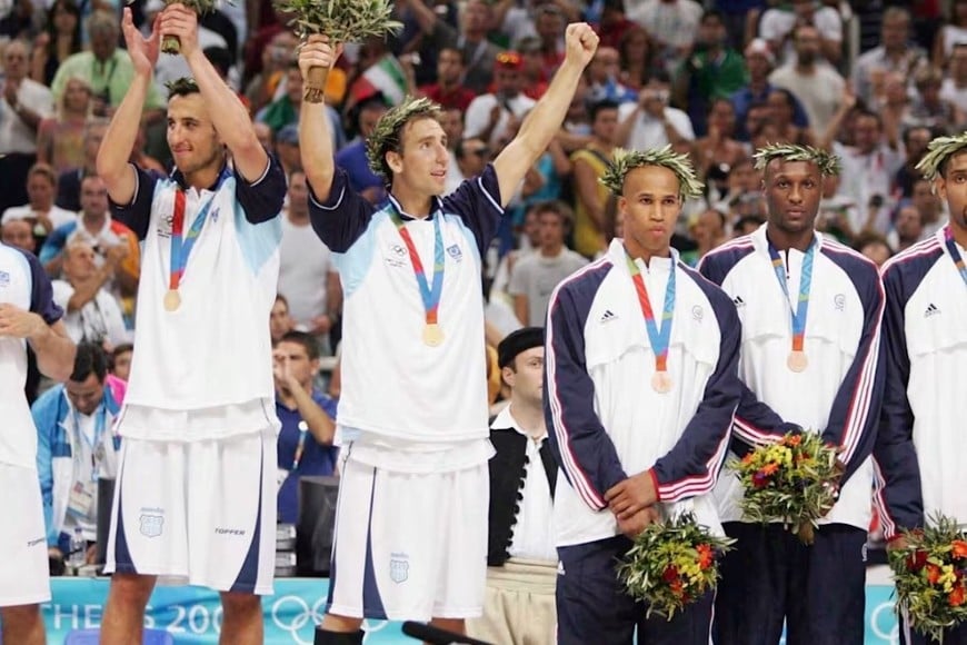 Argentina tras recibir el oro en el podio de Atenas 2004. Crédito: Olympics