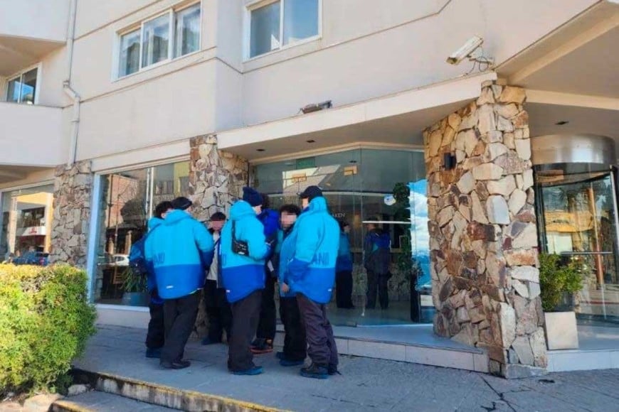 La puerta del hotel con estudiantes, una postal que se replica año a año en Bariloche.