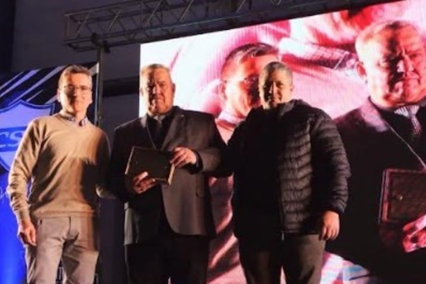 El presidente de Atlético San Genaro, Franco Primoletti, hizo entrega de un reconocimiento a la hermana entidad, en manos del presidente Gabriel Pujol. Crédito: Facebook Atlético.