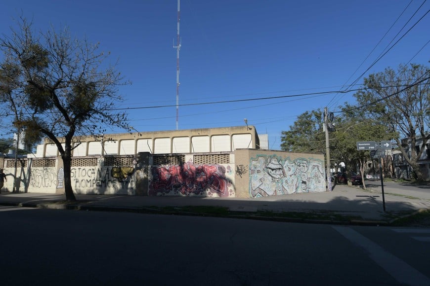 La estructura prefabricada de Sarmiento y Sargento Cabral se desarmará. Hace dos meses se mudó el sector de mantenimiento -que funcionaba en ese edificio- a otra parte de la ciudad. Allí se construirá el nuevo laboratorio de Assa. Foto: Manuel Fabatía