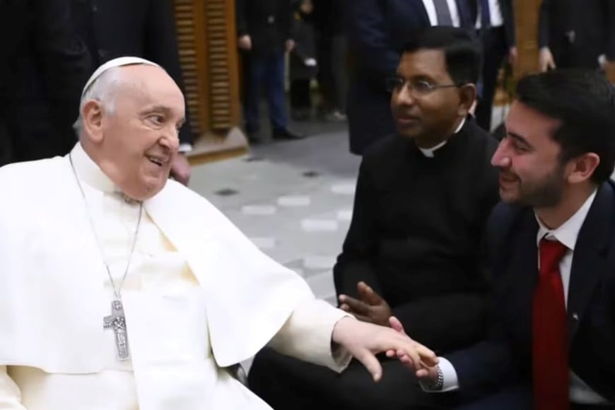 La imagen compartida por Sotelo en Instagram junto al papa Francisco.