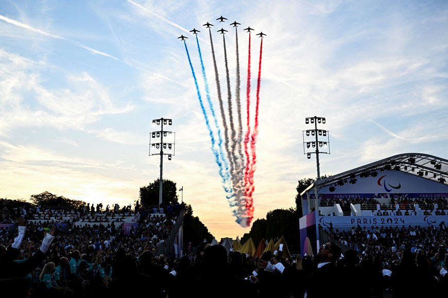 Paris 2024 Paralympics - Opening Ceremony - Paris, France - August 28, 2024 
French Air Force Elite acrobatic flying team "Patrouille de France" flies over the Place de la Concorde during the Paris 2024 Paralympic Games Opening Ceremony. Julien De Rosa/Pool via REUTERS