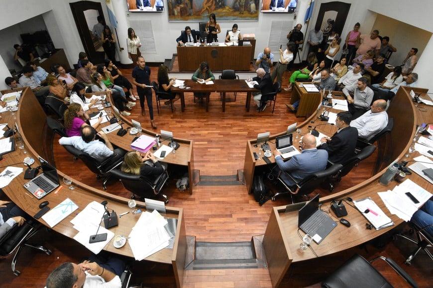 Tenso clima político se vivió en el Legislativo local tras el debate por el sistema de luminarias públicas.