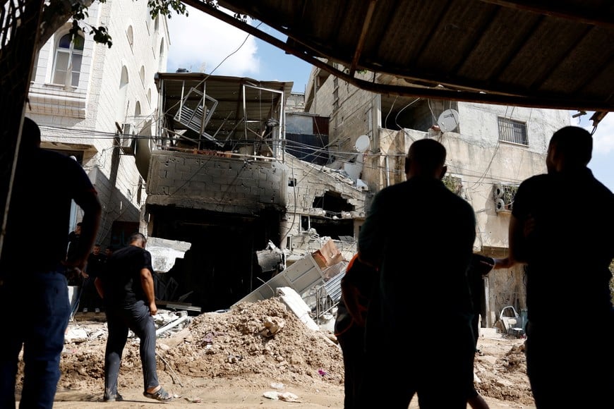 Palestinians inspect a damaged house following an Israeli military raid in Tulkarm in the Israeli-occupied West Bank, August 29, 2024. REUTERS/Mohammed Torokman