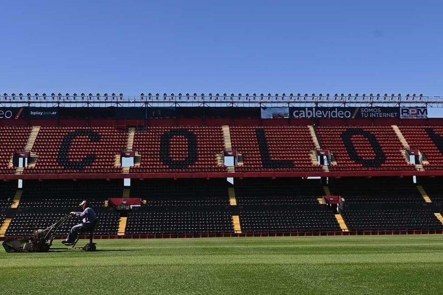 La cancha de Colón se pone a punto para el evento deportivo del año. Foto: Flavio Raina