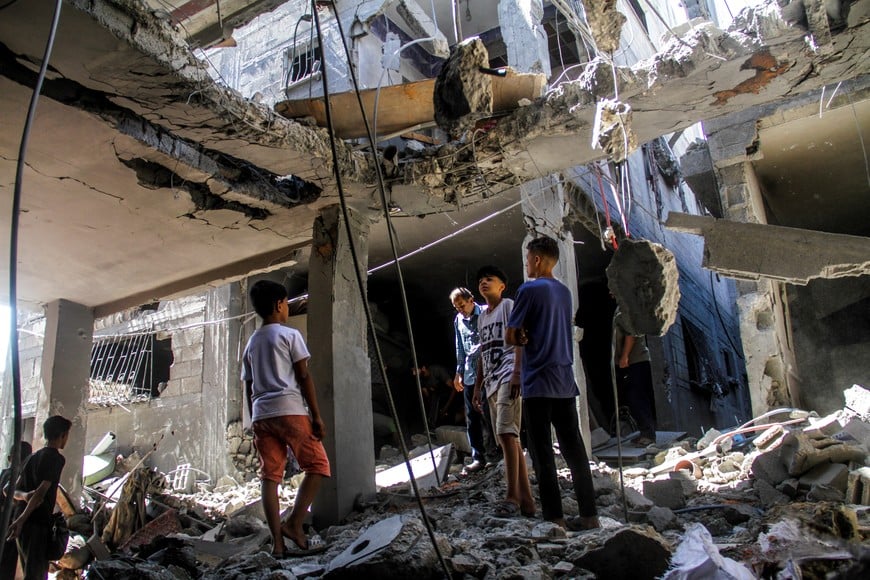 (240828) -- GAZA, 28 agosto, 2024 (Xinhua) -- Palestinos revisan un edificio destruido por aviones de guerra israelíes, en el campamento de refugiados de Jabalia, en el norte de la Franja de Gaza, el 28 de agosto de 2024. Durante las últimas 24 horas, el ejército israelí ha dado muerte a 58 personas y causado lesiones a 131 más, lo que eleva la cifra total de muertos a 40.534 y la de heridos a 93,778 desde que estalló el conflicto palestino-israelí en octubre pasado, indicaron el miércoles las autoridades de salud de Gaza en un comunicado. 
(Xinhua/Mahmoud Zaki) (ra) (da)