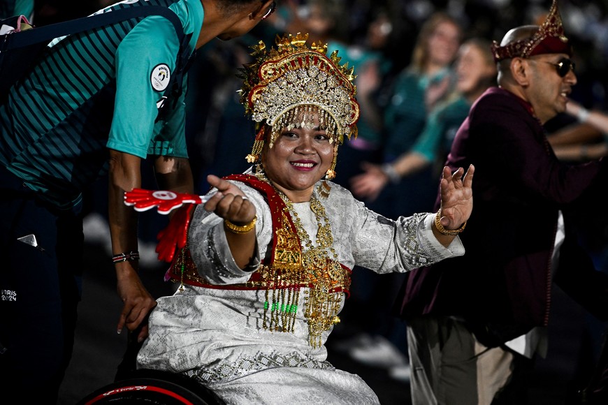 Paris 2024 Paralympics - Opening Ceremony - Paris, France - August 28, 2024 
An athlete from Indonesia delegation attends the Parade of Nations as part of the Paris 2024 Paralympic Games Opening Ceremony at the Place de la Concorde Julien De Rosa/Pool via REUTERS