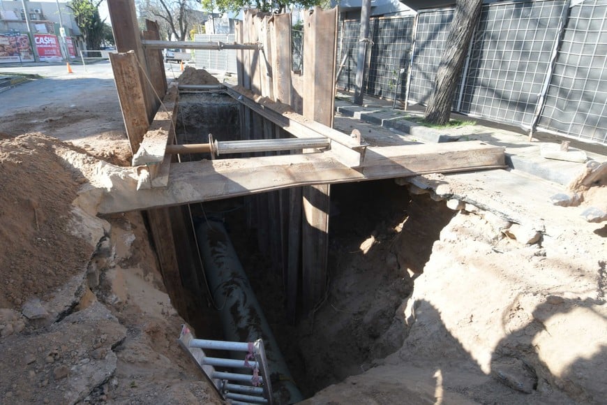 Muros afuera. Se retomó el entubamiento de calle Alberdi, entre Calchines y Seguí. Se coloca un conducto de un metro de diámetro a 6 metros de profundidad. Foto: Manuel Fabatía