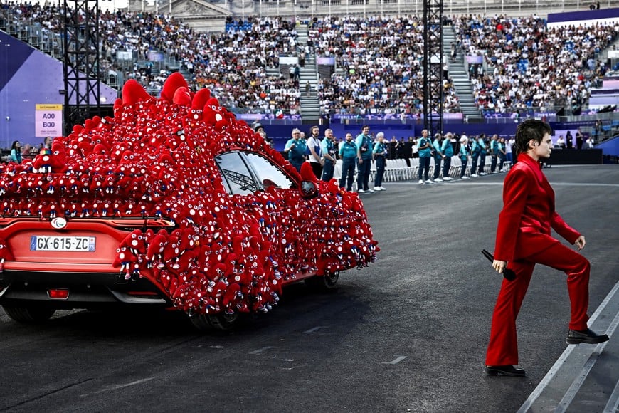 Paris 2024 Paralympics - Opening Ceremony - Paris, France - August 28, 2024 
French singer Christine and the Queens arrives to perform next to a car covered with the mascot Phryge, at the Place de la Concorde during the Paris 2024 Paralympic Games Opening Ceremony  Julien De Rosa/Pool via REUTERS