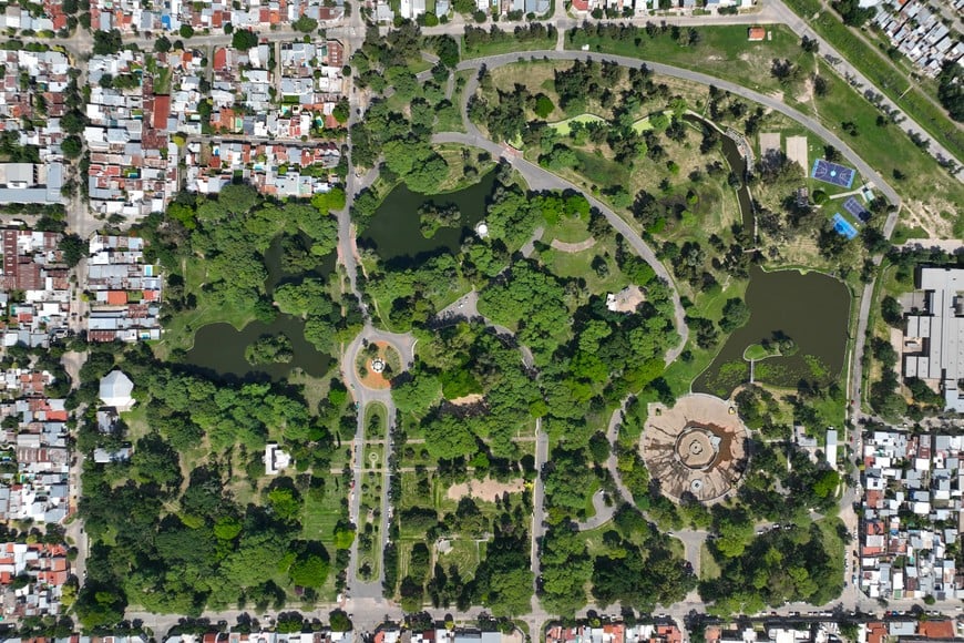 Impactante registro gráfico desde el drone de El Litoral que muestra la enorme  extensión del Parque Garay. Allí, debutará la primera estación de Policía.