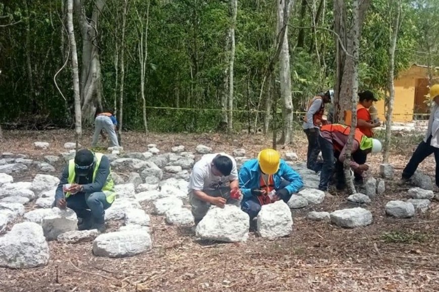 La reubicación cuidadosa de los monumentos mayas asegura la preservación de su legado ancestral.