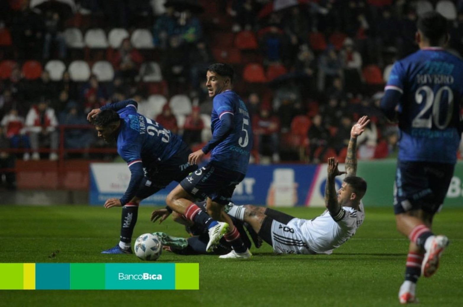 Unión y Deportivo Riestra empataron sin goles en Santa Fe. Foto: Manuel Fabatía