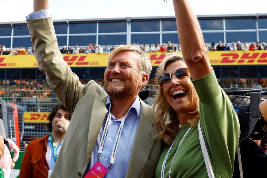 Formula One F1 - Dutch Grand Prix - Circuit Zandvoort, Zandvoort, Netherlands - August 25, 2024
King Willem-Alexander of the Netherlands and Queen Maxima on the grid before the race REUTERS/Piroschka Van De Wouw