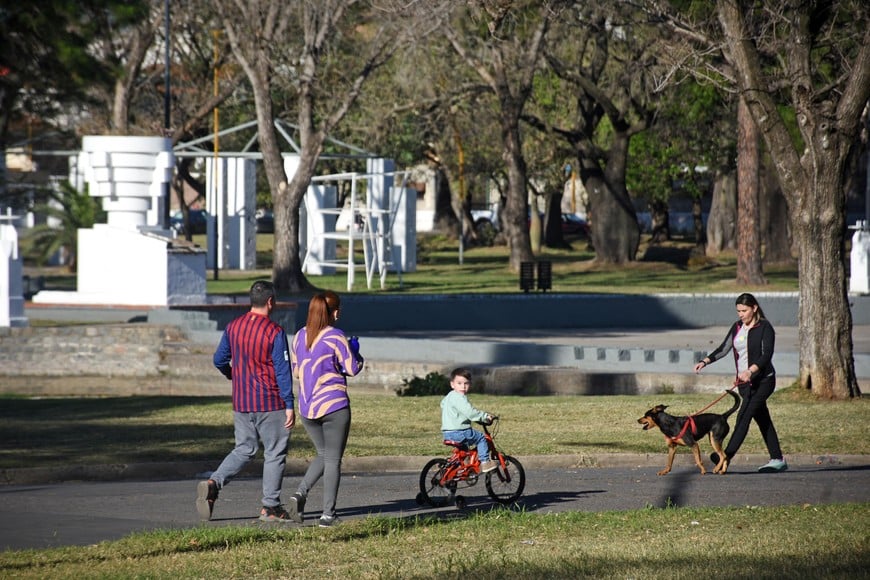 Mucha gente concurre de forma diaria y semanal a pasear o realizar alguna actividad aeróbica en el parque.