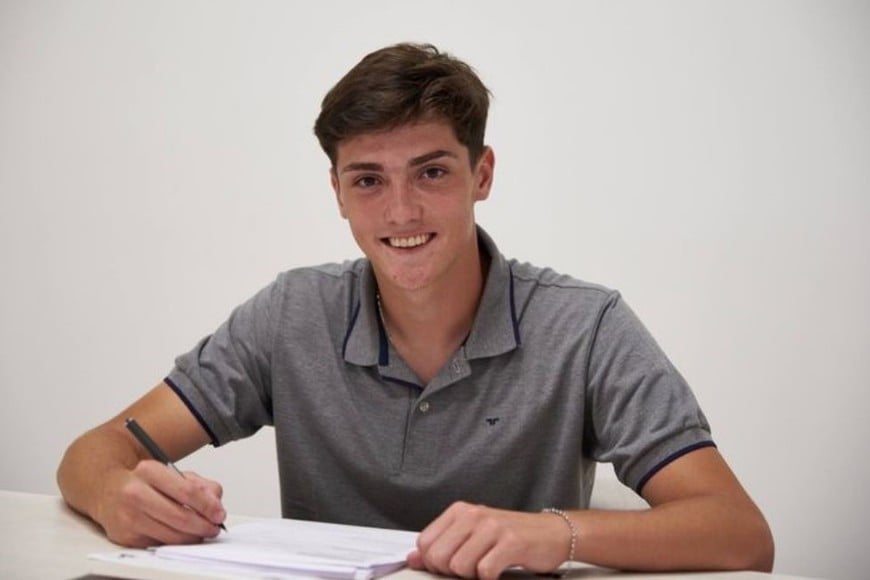 Sheyko cuando firmó su primer contrato profesional con Talleres de Córdoba.