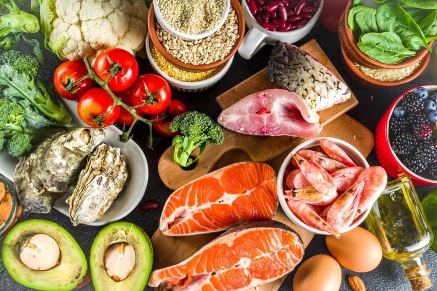 Comida equilibrada con pescado y gran variedad de vegetales frescos.