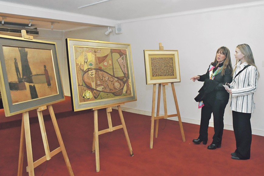 La exposición se centró en el universo portuario, abarcando desde clásicos como Benito Quinquela Martín hasta la visión contemporánea de Mariano Arteaga.