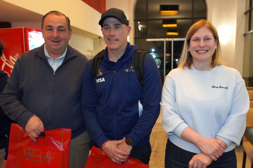 Felipe Contepomi, entrenador de Los Pumas, junto al intendente Juan Pablo Poletti y la vicegobernadora Gisela Scaglia. Crédito: Fernando Nicola