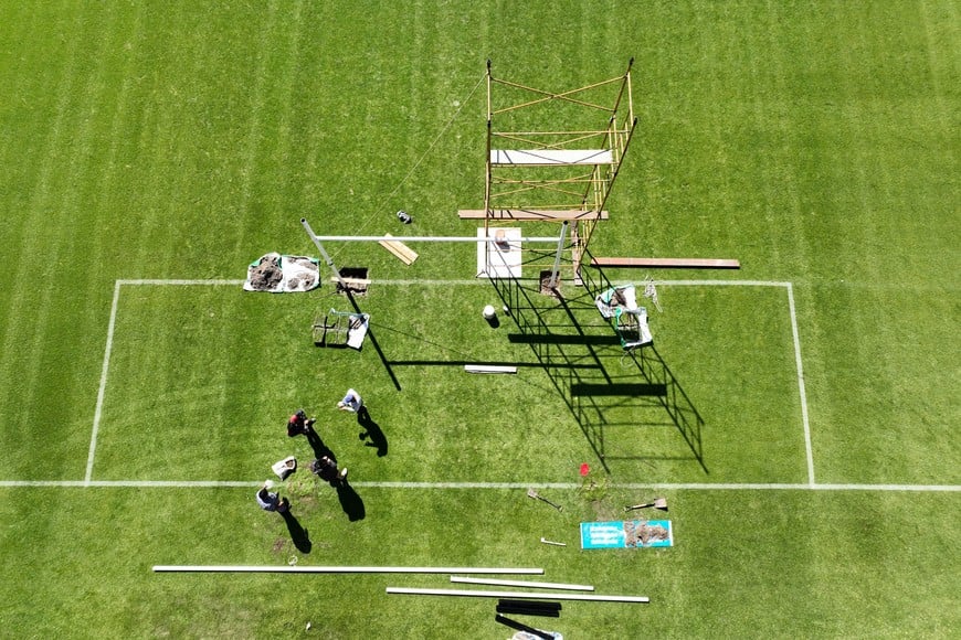 Los trabajos a pleno en el campo de juego de Colón. Foto: Fernando Nicola