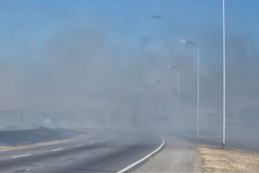 El fuego se está extendiendo hacia Capilla del Carmen, y provoco columnas de humo que pueden verse desde varios kilómetros a la redonda. Créditos:Javier Sassi