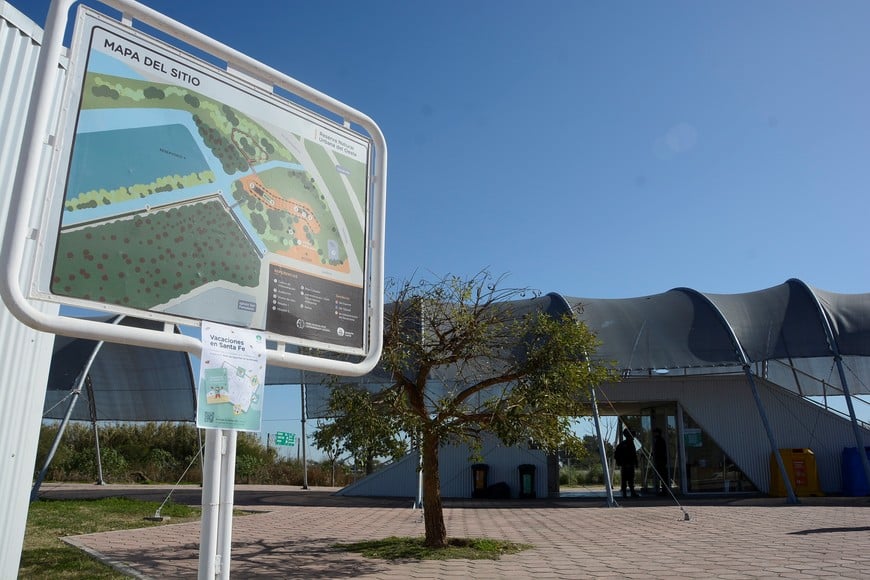 El cartel de bienvenida y de referencias geográficas a la reserva. Pese a la pérdida, sus guías trabajan para recuperar la plena vida del lugar. Y siguen recibiendo visitantes.