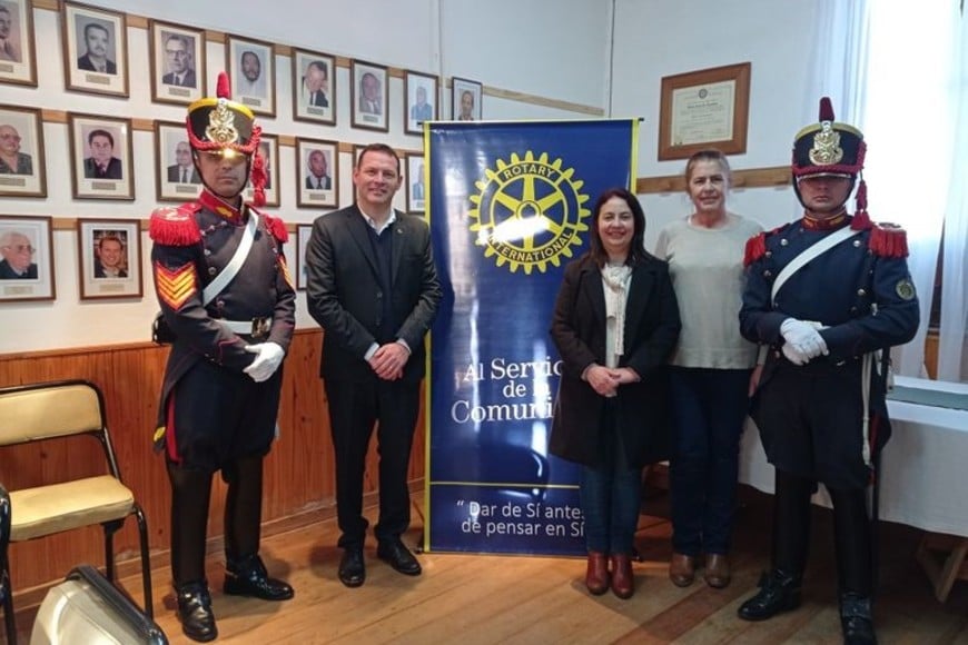 Los Granaderos visitaron primero la Casa Rotaria.