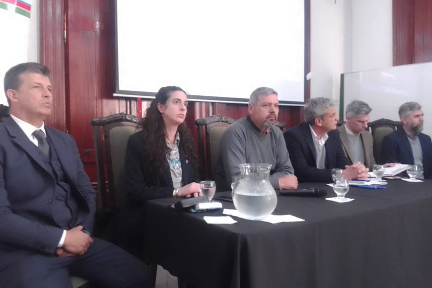 Las autoridades en el salón del Edificio Fontanarrosa, en Coronda.