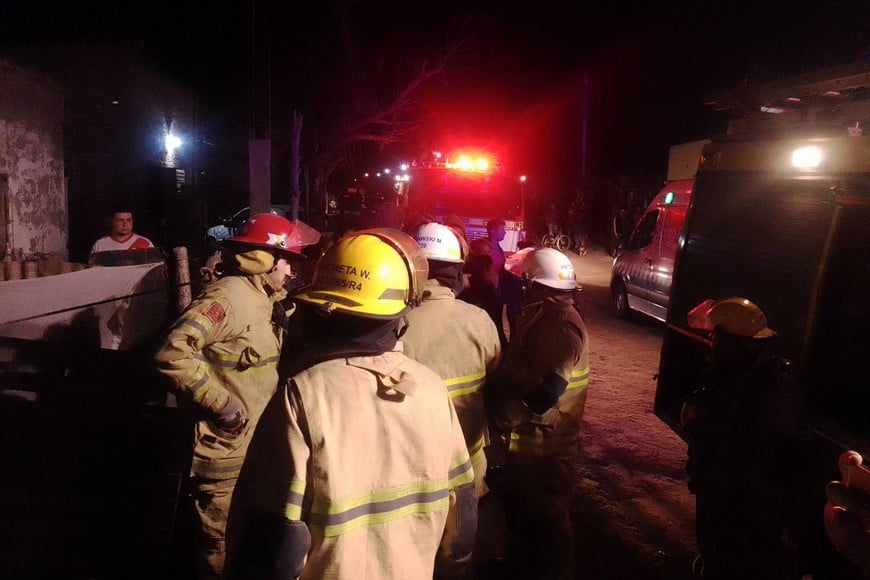 Dos unidades móviles y una dotación llegaron hasta la casa quemada en Barrio Santa María, de Coronda.